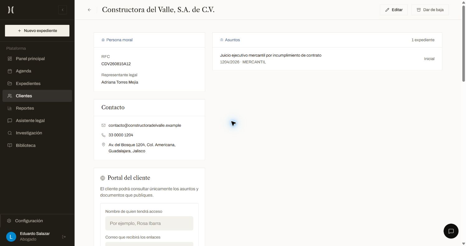 Ficha del cliente ficticio Constructora Bajío con sus cuatro expedientes y los controles para activar su portal.